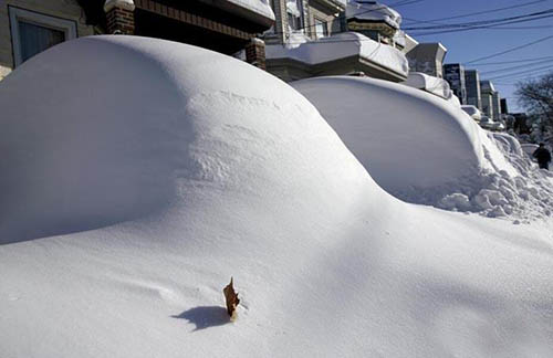 罕見暴風(fēng)雪，汽車已經(jīng)被大雪掩蓋